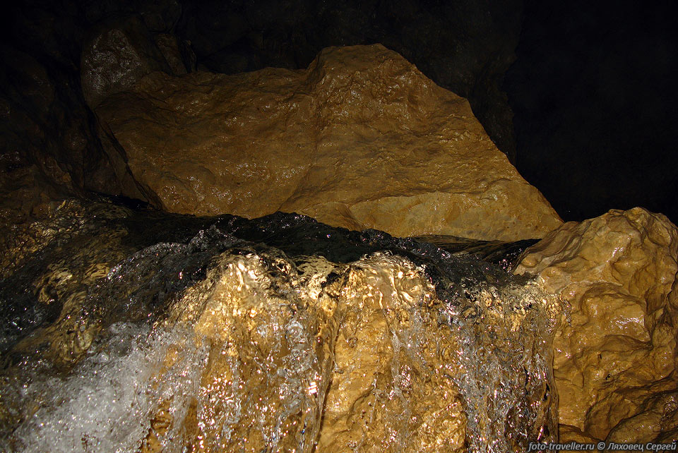Температура в пещере в районе входа +2, ко дну повышается до +6°С