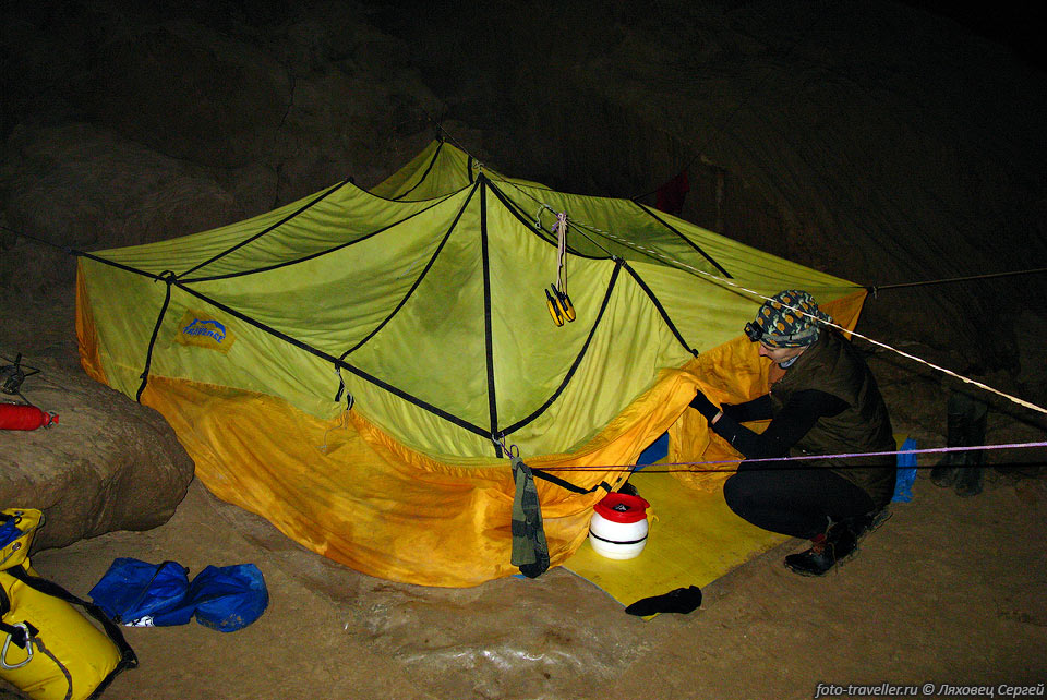 Одна из палаток в зале Х.
Для связи между палатками использовали рации.