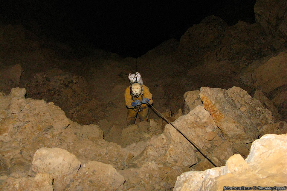 Исследование верхних частей пещеры над залом ИГАН.
Верхняя точка восхождений превышает около 230 метров над нижней точкой системы.