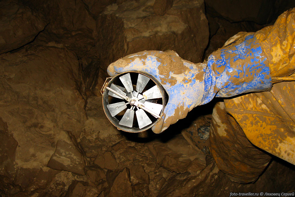В спелеологии анемометр используют для поиска тяги, 
которая может привести к еще не открытым частям пещеры