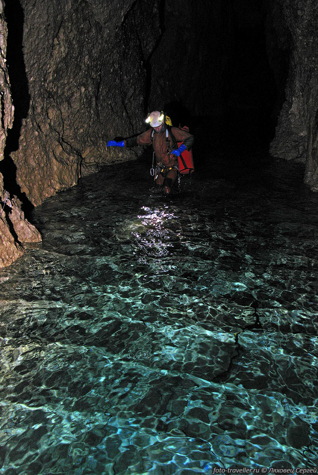 Флюоресцеиновый краситель из реки Снежной был обнаружен в пещере-источнике 
Мчишта.
Мчишта - это крупнейший карстовый источник Кавказа.
До Мчишты от дна Снежной порядка 12-15 км.