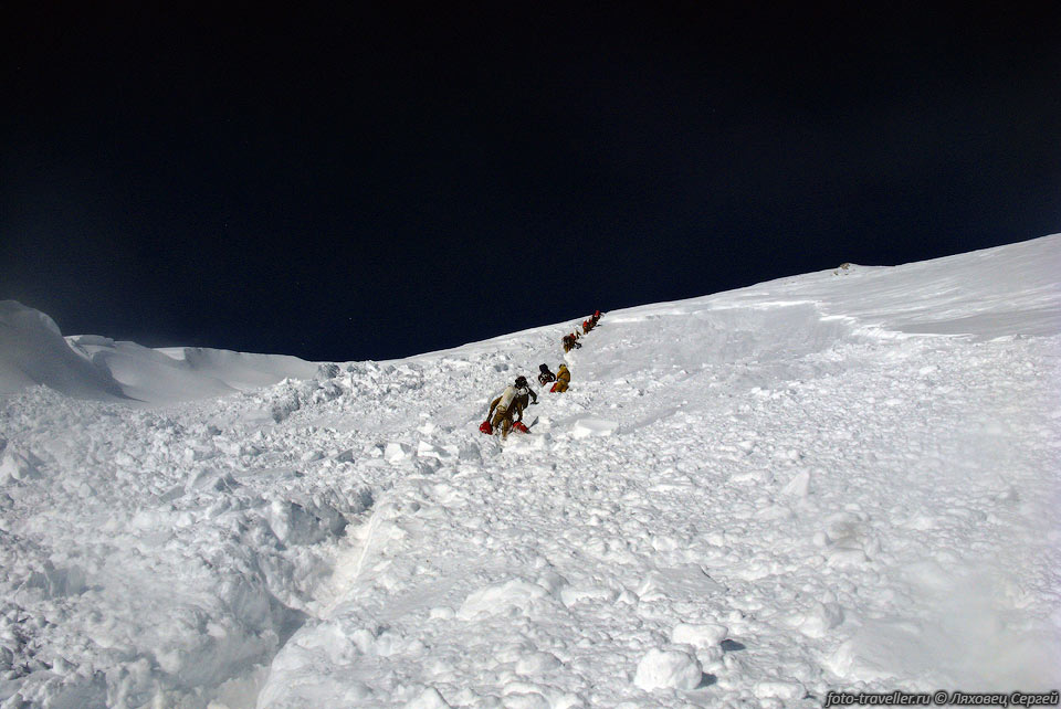 Утро второго дня ожидания вертолета. 
Трое человек тропившие тропу, ночью засыпанную свежим снегом, попали в лавину.
Все выплыли самостоятельно, из потерь только некоторое снаряжение.