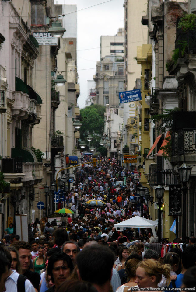 Одна из пешеходных улица Буэнос-Айреса -
Дефенса (Defensa).
Правда пешеходная она только в выходные дни.