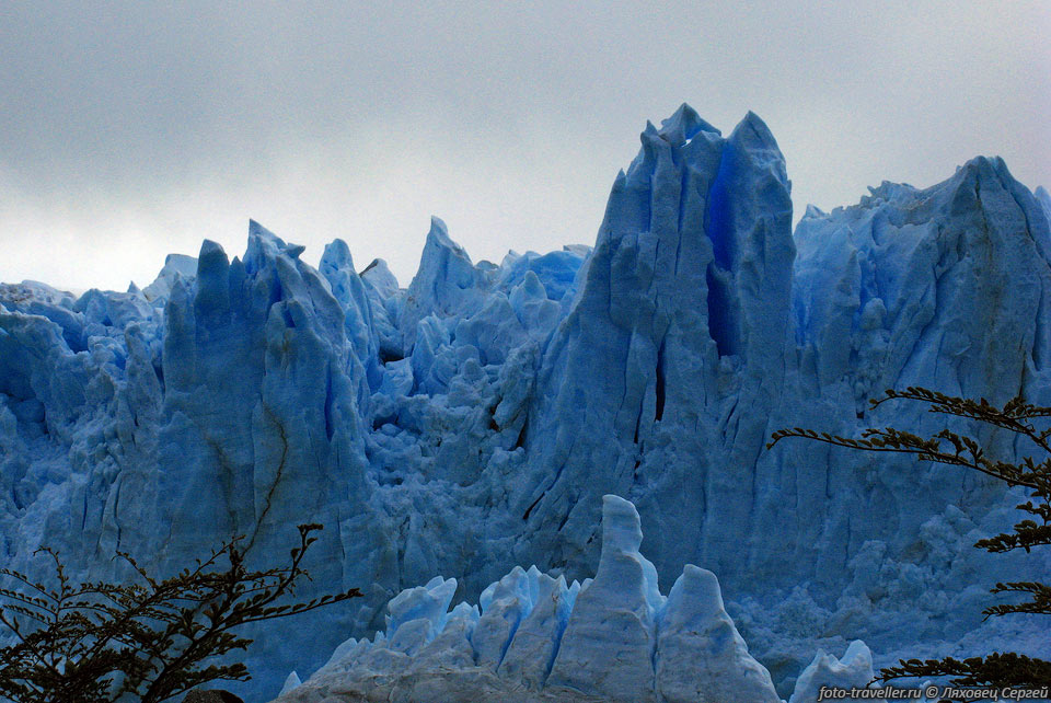 Перито Морено является самым быстрым из двигающихся ледников, 
сползая по 2 метра за сутки.