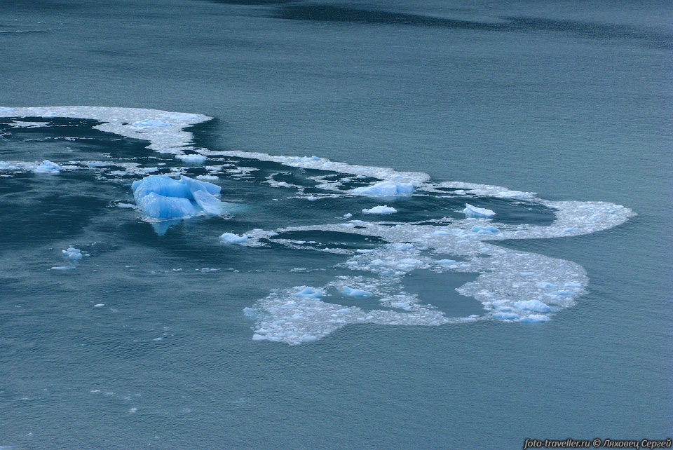 После падения айсберга.
Крошка льда на поверхности озера.
