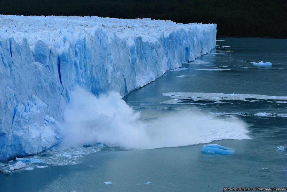 Обрушение ледяных айсбергов происходит почти постоянно.
Фонтаны брызг поднимаются метров на 20 в воздух!