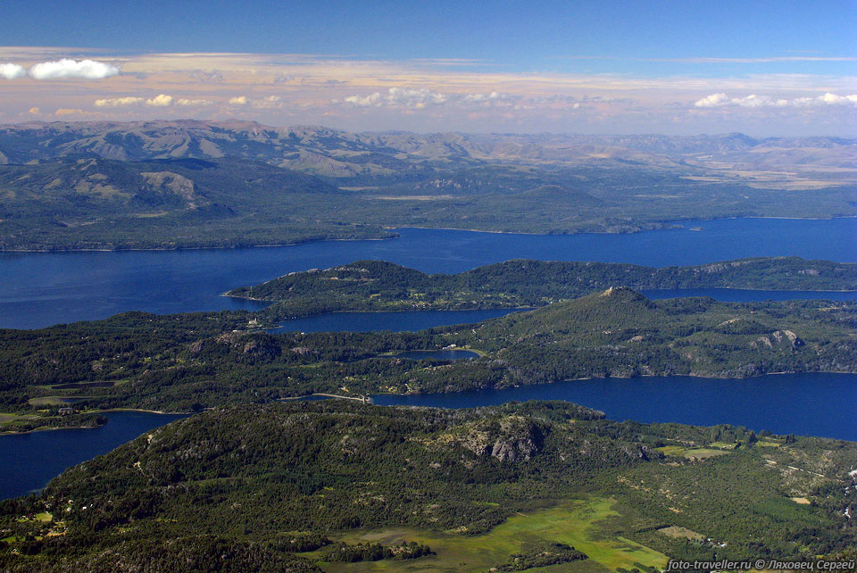 Озеро Науэль Уапи (Lago Nahuel Huapi) расположено 
в северной Патагонии на границе провинций Рио Негро и Неукен.