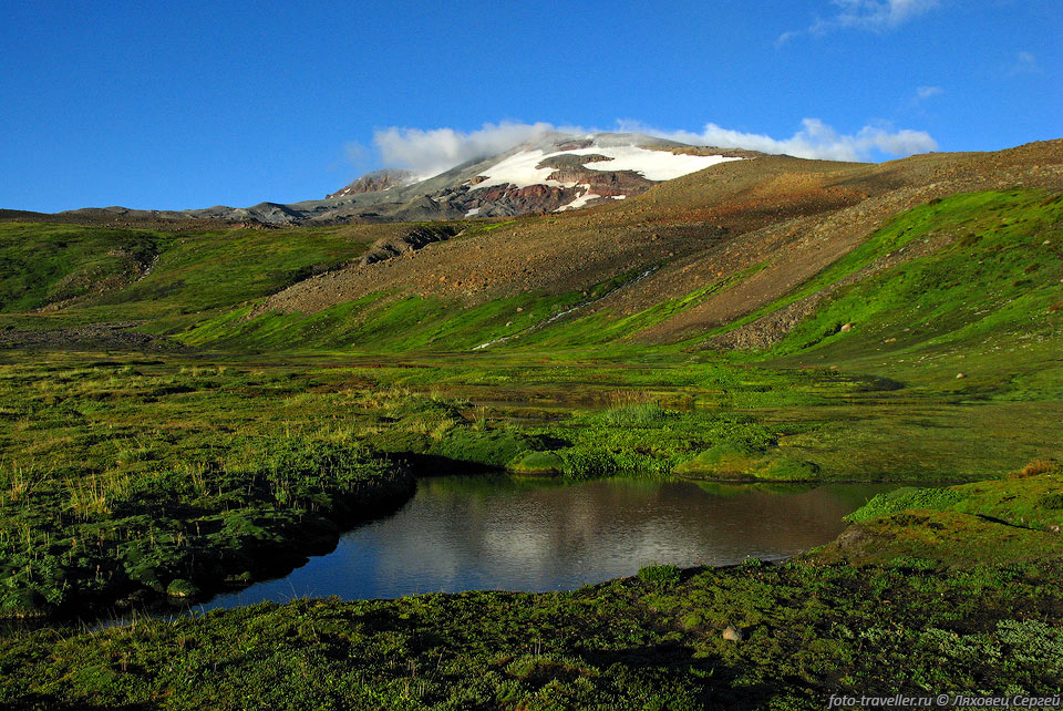 Современная сложная вулканическая постройка вулкана Копахуэ (Copahue)

покрыта ледником с множеством кратеров.