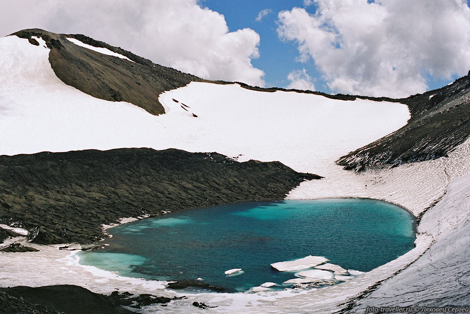Высшая точка вулкана Копахуэ имеет высоту 3000 м по 
GPS.
На картах почему-то высота меньше, указано 2928 м.
