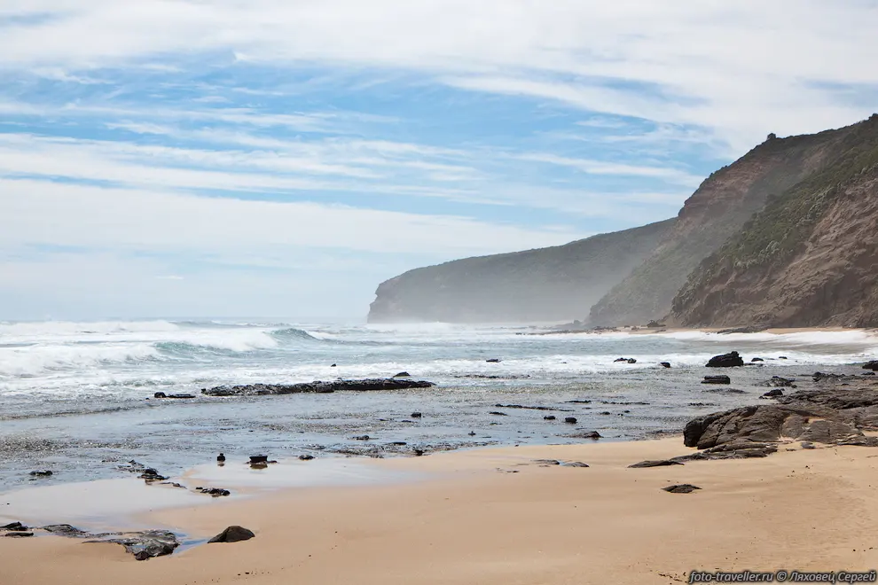 Красивая океанская дорога (Great Ocean Road) с обрывами, скалами
в море, большими пляжами и волнами.
Это одна из раскрученных достопримечательностей Австралии.
