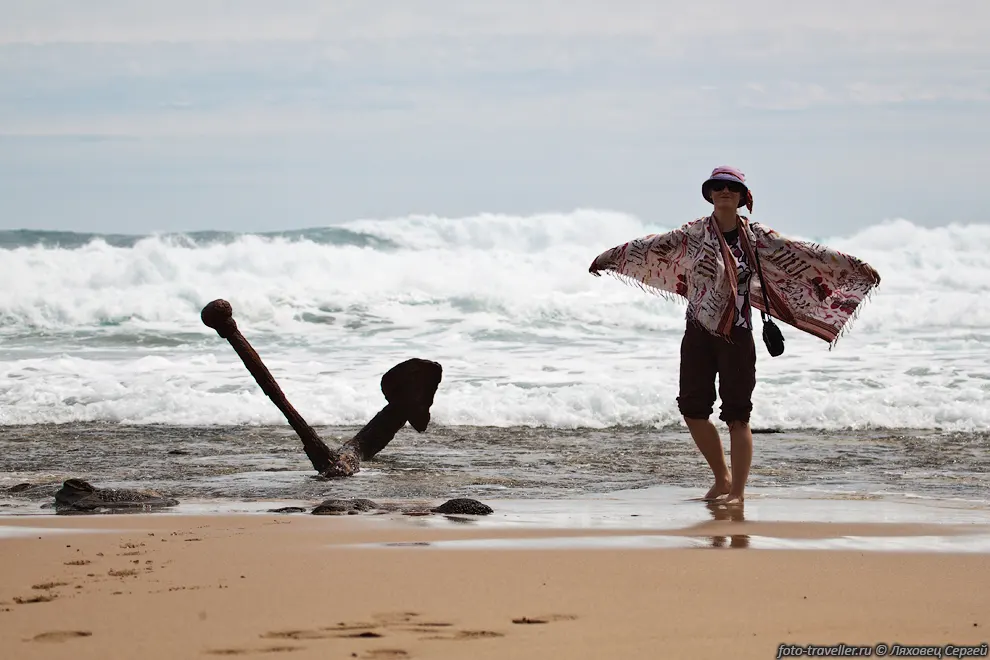 Пляж Кораблекрушений (Wreck Beach).
Сюда можно подъехать по грунтовке, потом спустившись по ступенькам 
пройти вдоль пляжа на мыс, на котором и лежат два якоря.