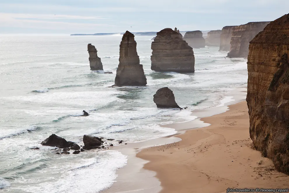 Двенадцать апостолов (Twelve Apostles) - известняковые скалы в
океане возле побережья в Национальном парке Порт-Кемпбелл (Port Campbell National 
Park), 
расположенных на Великой океанской дороге. Одна из раскрученных достопримечательностей 
в Австралии, туристов очень много. 