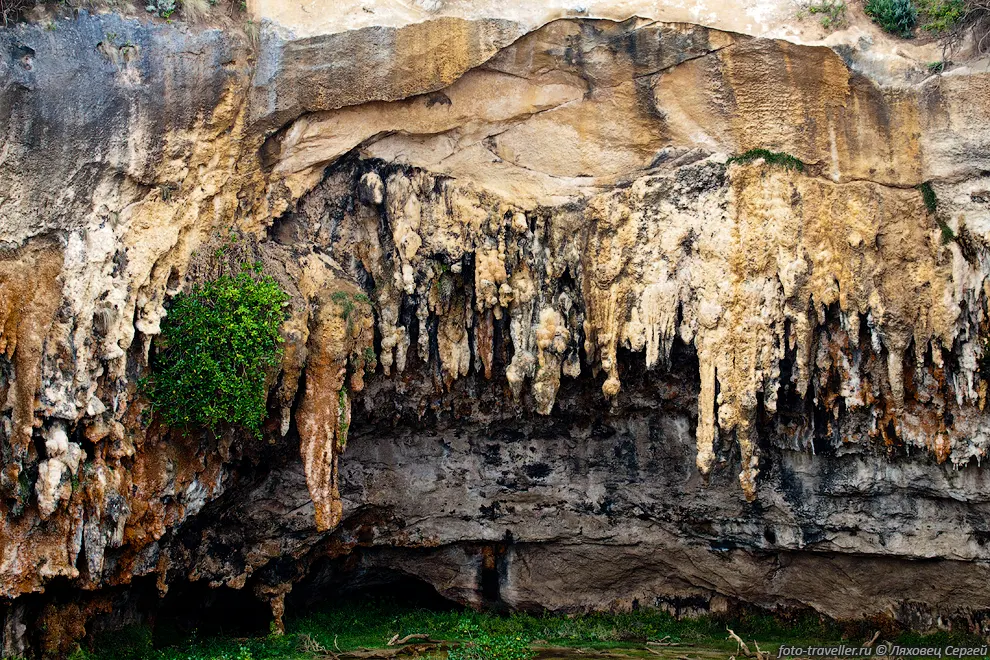Ущелье "Лох Ард" (Loch Ard Gorge) с остатками какой-то пещеры