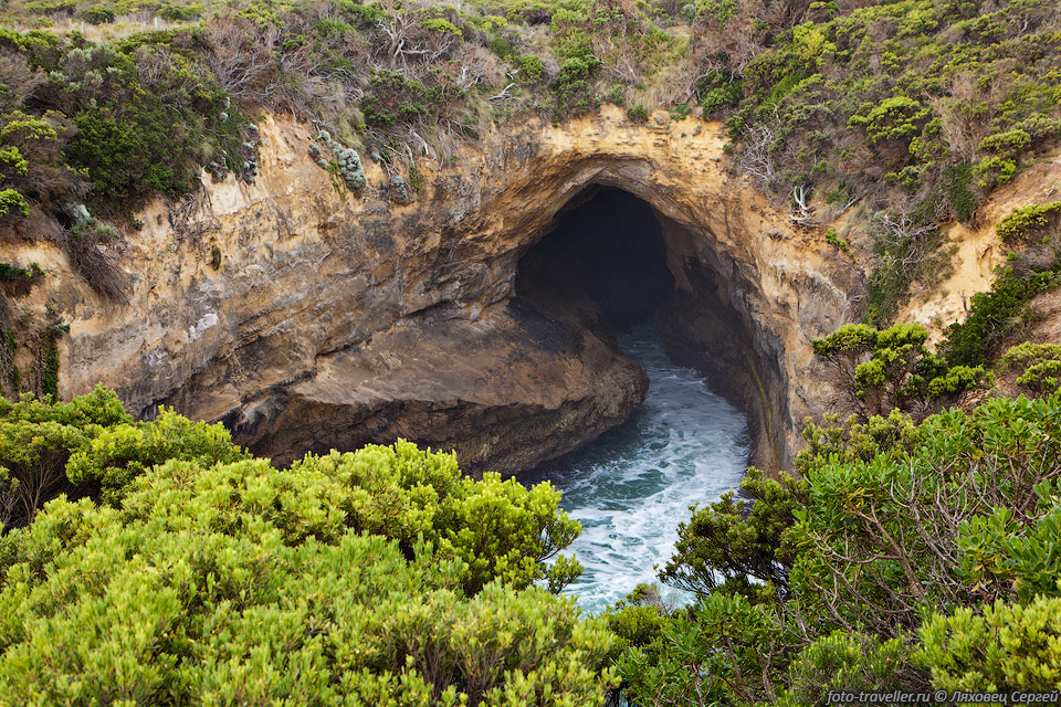 Пещера Грома (Thunder Cave) - соединенный с океаном провал, в 
котором бушуют волны