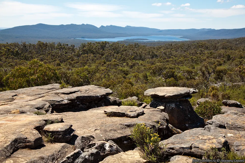 Национальный парк Грампианс (Grampians National Park) - гористый
парк в штате Южная Австралия.
Есть несколько красивых обзорных точек, водопад и наскальные рисунки аборигенов.