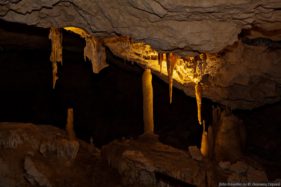 Известняковая пещера Келли Хилл с довольно большим количеством 
натеков оборудована дорожками и освещением.
Ходить можно только в составе группы.