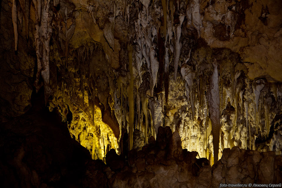 Многочисленные сталактиты в пещере Келли Хилл.
В целом ничего особенного.