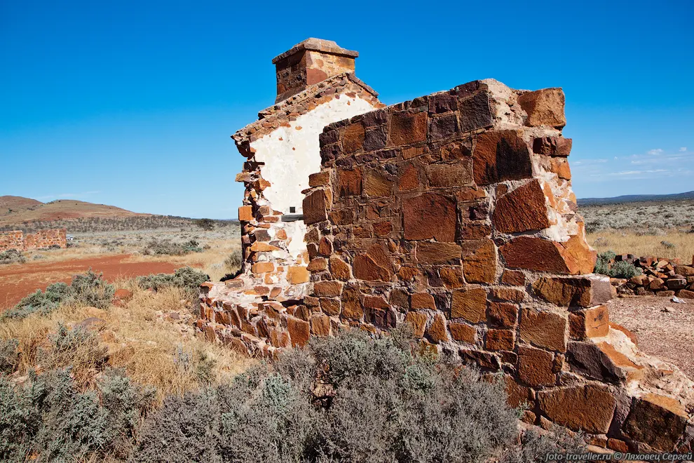 Руины заброшенного поселка Понданна (Pondanna Ruins) находятся
по дороге к озеру Гарднер.
В 1880-х здесь были жилые помещения, кухня и сарай для стрижки овец.