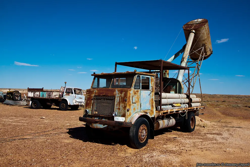 Старые машины для добычи опалов в поселке Кубер-Педи (Coober Pedy)