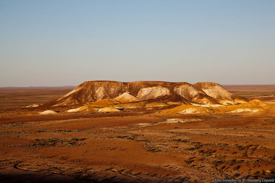 Брейкавейс (The Breakaways Reserve) находится не далеко от Кубер 
Педи.
Название переводится как "отрыв" - холмы находятся недалеко от кромки плато, когда-то 
бывшим берегом моря покрывавшем центр Австралии.