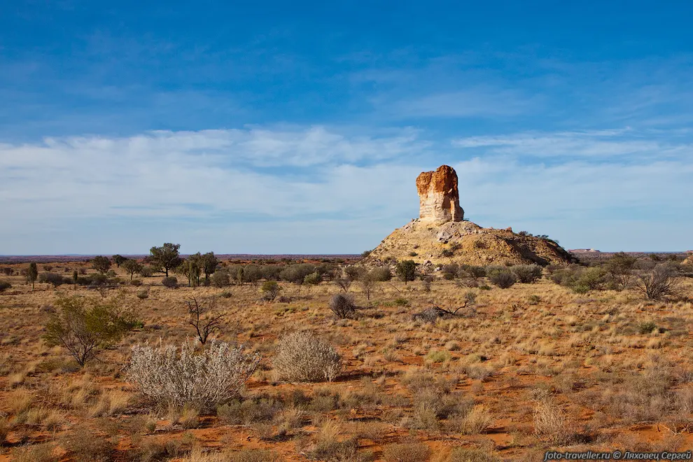 Исторический заповедник Колонна Чемберса (Chambers Pillar Historical
Reserve).
Как и у всех достопримечательностей возле колонны есть платный кемпинг без единого 
человека - деньги нужно кидать в специальный ящик, штрафы за неуплату огромны.