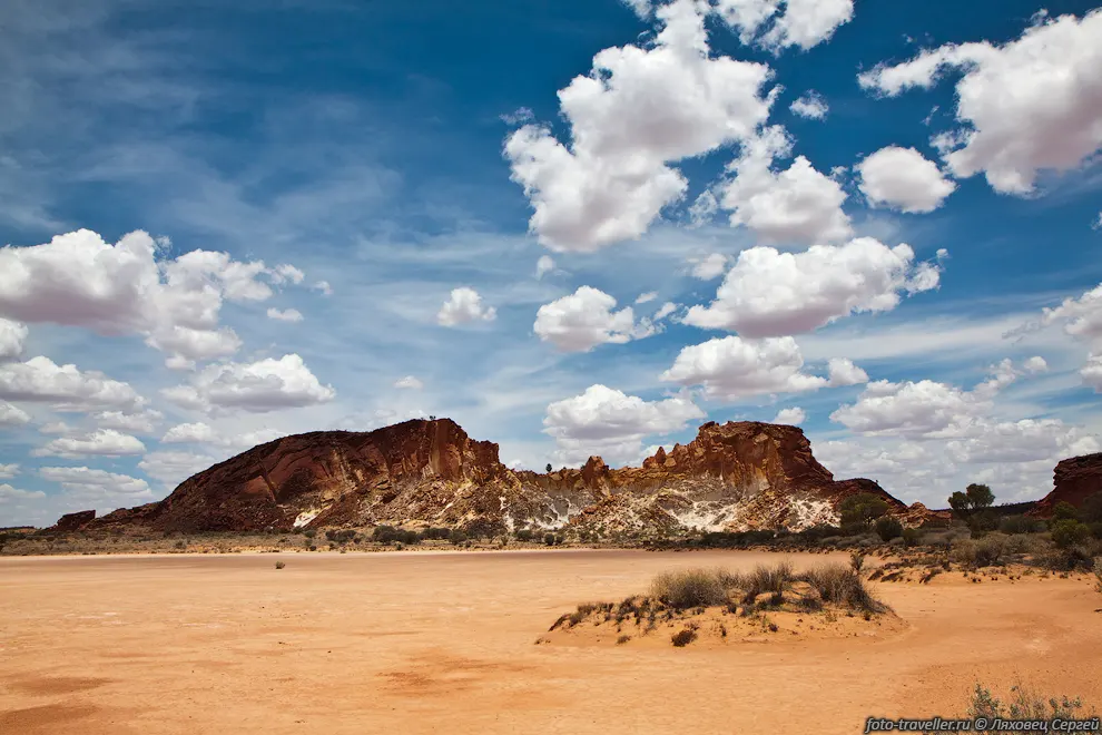 Радужная долина (Rainbow Valley Conservation Reserve) довольно
красивое место - белые, красные скалы, красивые облака.
Вообще это не совсем похоже на долину, скорее на небольшую гору посреди пустоши.
