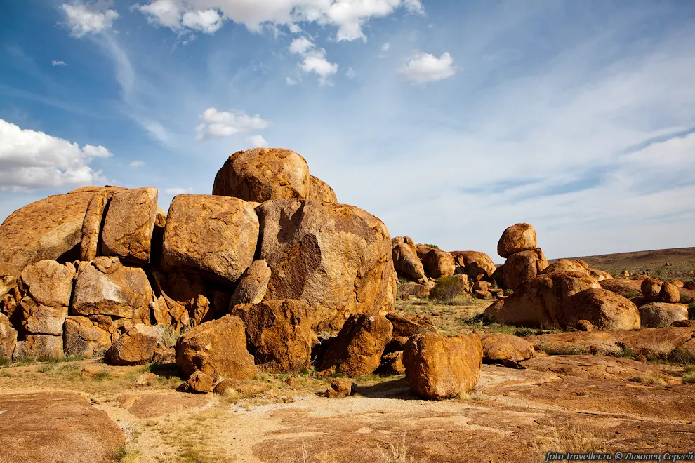 Заповедник "Шары дьявола" (Devils Marbles Conservation Reserve)
- скопление огромных гранитных валунов, в беспорядке разбросанных в пустыне