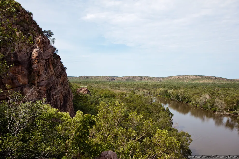 Национальный парк Нитмилук (Nitmiluk National
Park).
Основная достопримечательность это Ущелье Кэтрин (Katherine Gorge), промытое рекой 
Кэтрин.
Можно покататься на лодке, можно походить по тропинкам.
В целом не очень интересно.