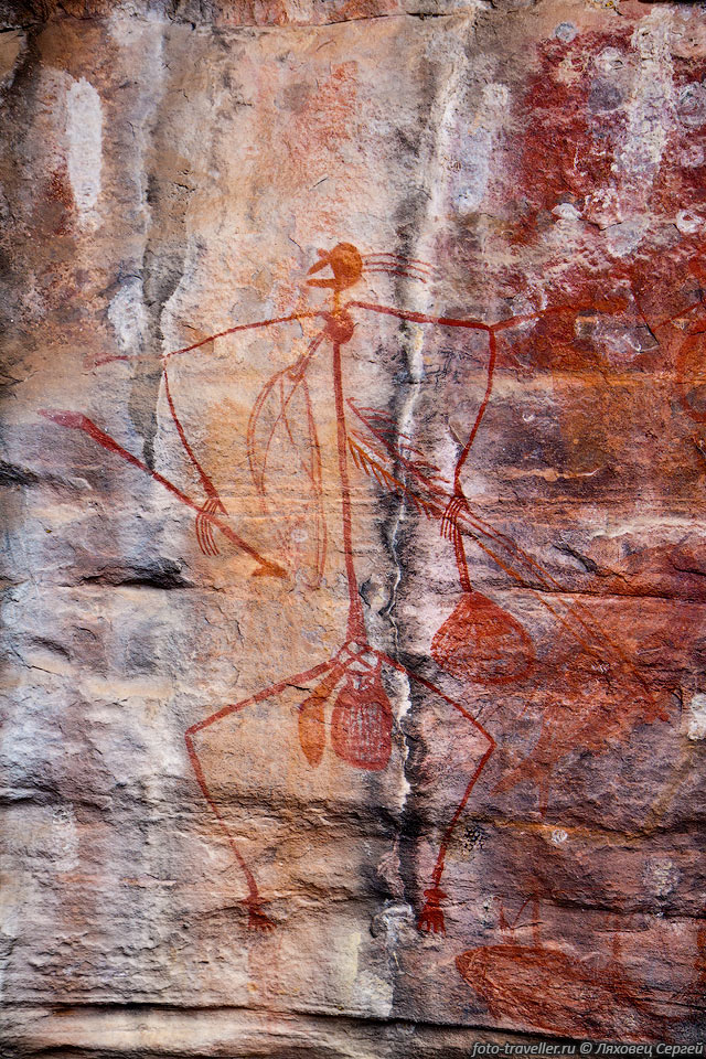 Фигура с копьем.
На скале Убирр расположены лучшие рисунки аборигенов в Австралии.
Рисункам не менее 20 тыс. лет.