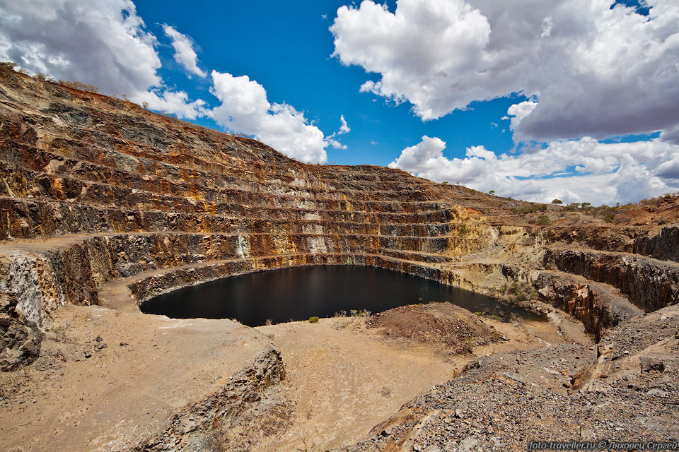 Посмотрели заброшенный урановый карьер Мэри Кэтлин (Mary Kathleen 
uranium mine). 
Месторождение было открыто в июле 1954 года старателями из расположенного рядом 
города Маунт Иса (Mount Isa).
Уран добывался тут открытым способом 1958-63 и 1976-82 годах. 
Было извлечено 9200000 тонн руды, из которой получили 8900 тонн U3O8.