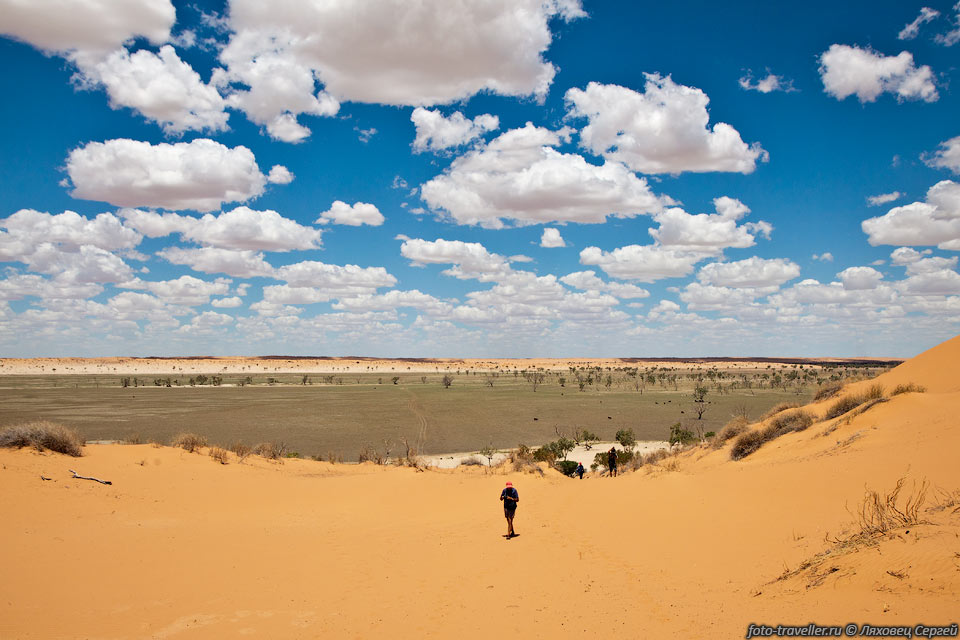 Тут расположен Национальный парк пустыня 
Симпсона (Simpson Desert National Park).
 Это самый крупный национальный парк в штате Квинсленд.