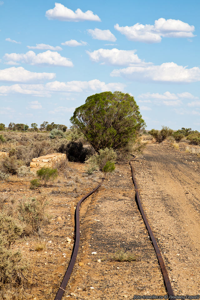 Заброшенная железнодорожная станция в полуживом поселке Силвертон 
(Silverton).
Это бывший шахтерский поселок по добыче серебра, достиг своего расцвета в 1885 году, 
тогда тут проживало около 3 тыс. чел.
В 1889 году шахты были закрыты и люди переехали в соседний поселок Брокен-Хилл (Broken 
Hill).