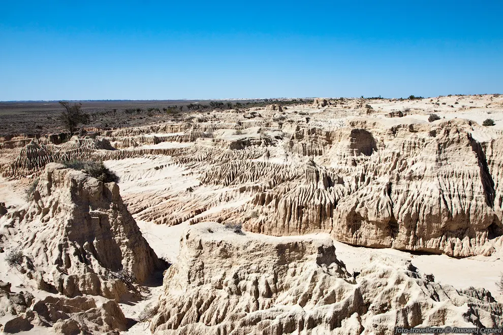 Озеро Манго (Lake Mungo) в высохло более 14000 лет назад.