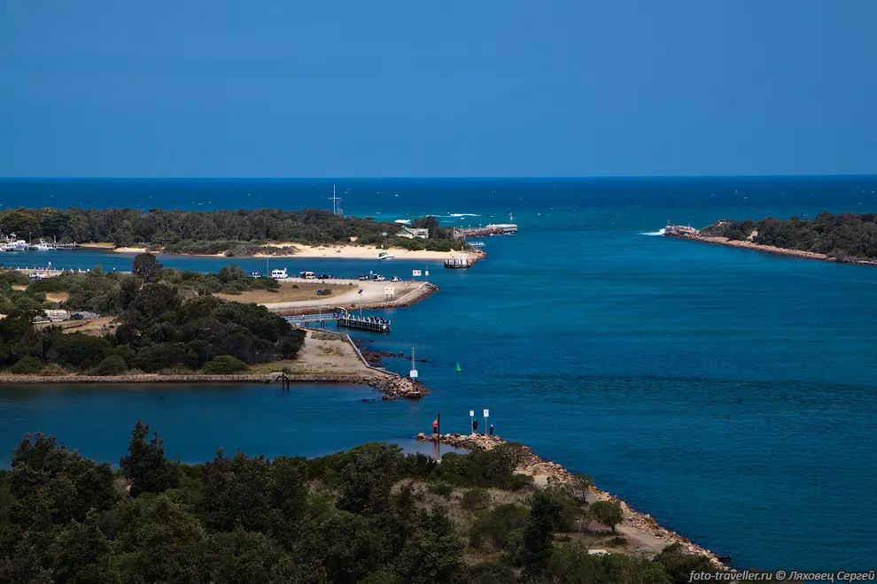 Поселок Lakes Entrance является местным курортом и входом в Национальный
парк Озера (Lakes National Park).
В общем ничего особенного.