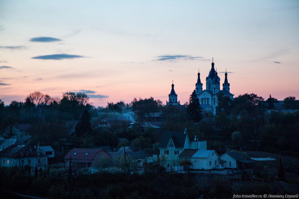 Вечерний город и Свято-Георгиевская церковь