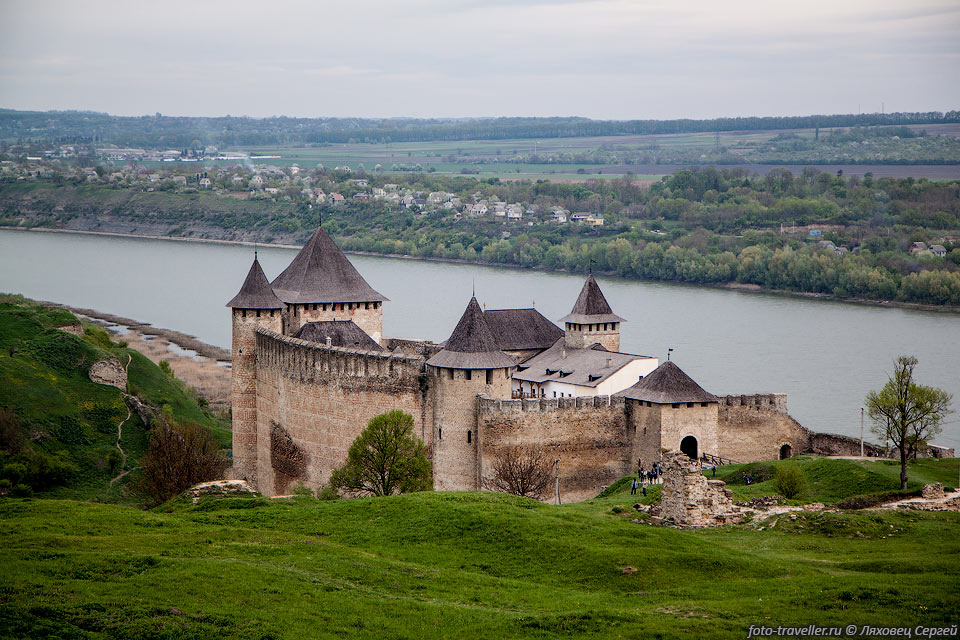 Хотинская крепость расположена на живописном берегу реки Днестр.

Строилась в 10-18 веках и прекрасно сохранилась.
