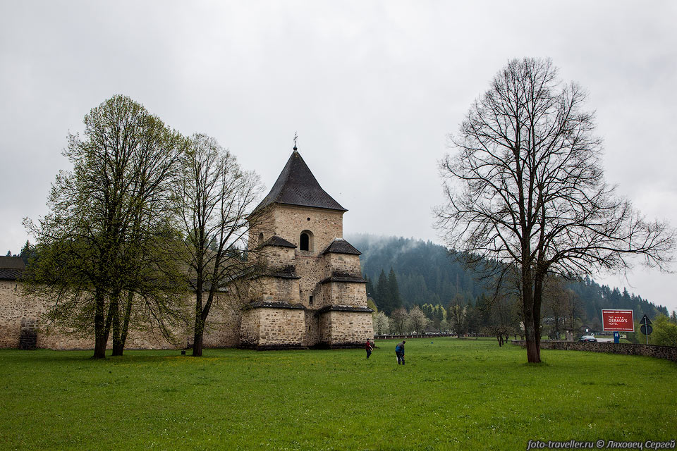 Пересекли первую границу Украина - Румыния 
и посмотрели расписанный монастырь Сучевица (Sucevita Monastery).
Монастырь имеет размеры 100х100 метров и окружён высокими стенами с башенками по 
углам.