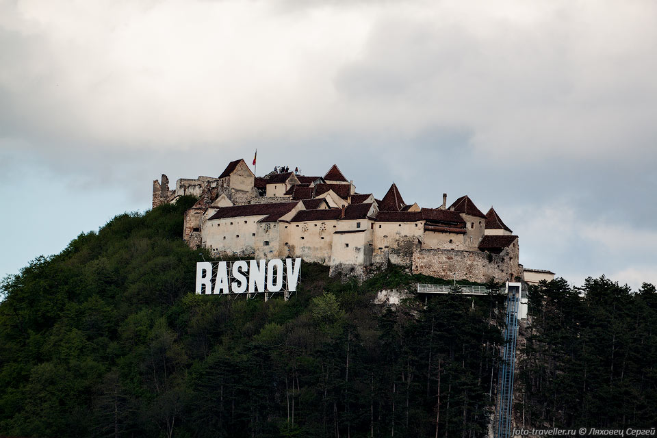 Крепость Рышнов (Cetatea Râşnov) была построена рыцарями Тевтонского 
ордена в 1215 году.
В Румынии огромное количество красивых крепостей.