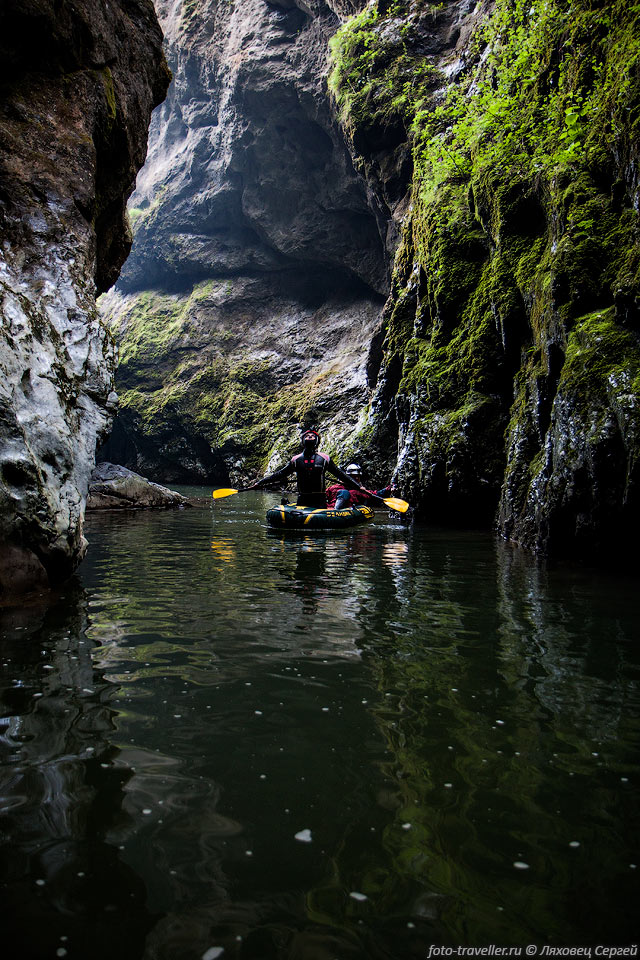 Пещера Тополница интересна тем, что в нее нужно заплывать по каньону 
на лодке.
Этот вход называется Сеакарди (Ciocardie).
От этого входа можно пройти пещеру насквозь по подземной речке ко входу Просакулу 
(Prosacului).