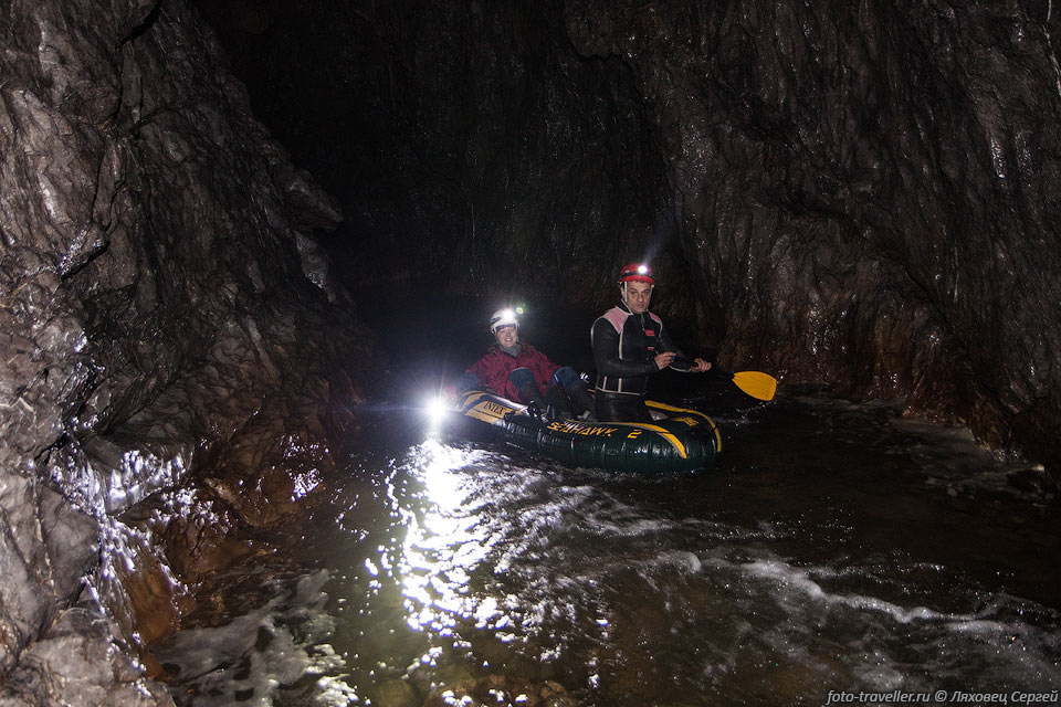 Для посещения легко доступен только нижний уровень пещеры.
Галереи с красивой натечкой закрыты на решетку, входы туда находятся высоко над 
водой и их не видно.