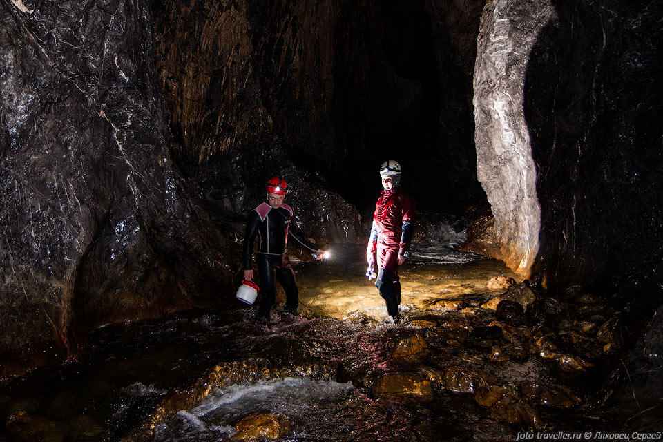 Тополница - огромная разветвленная и субгоризонтальная пещерная 
система, одна из важнейших пещер Румынии. 
Пещера очень красива и богата разнообразными натечными образованиями, попасть правда 
к этим красивостям нельзя.
Тут находятся большие колонии летучих мышей, редкие и уникальные археологические, 
минералогические и палеонтологические объекты.