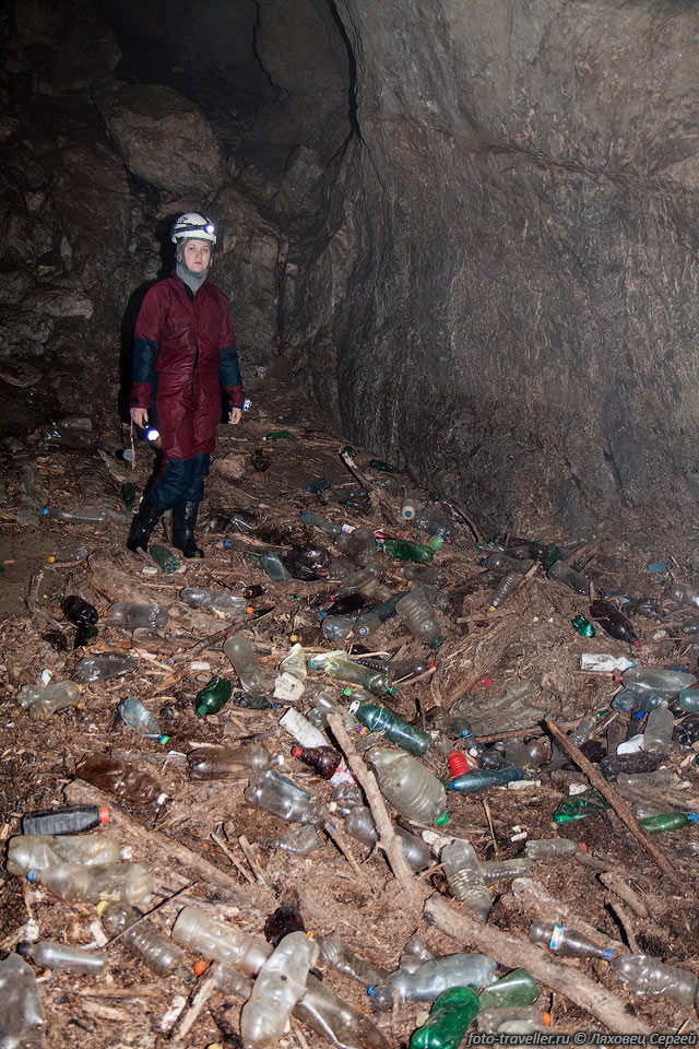 В пещере много принесенного водой мусора
