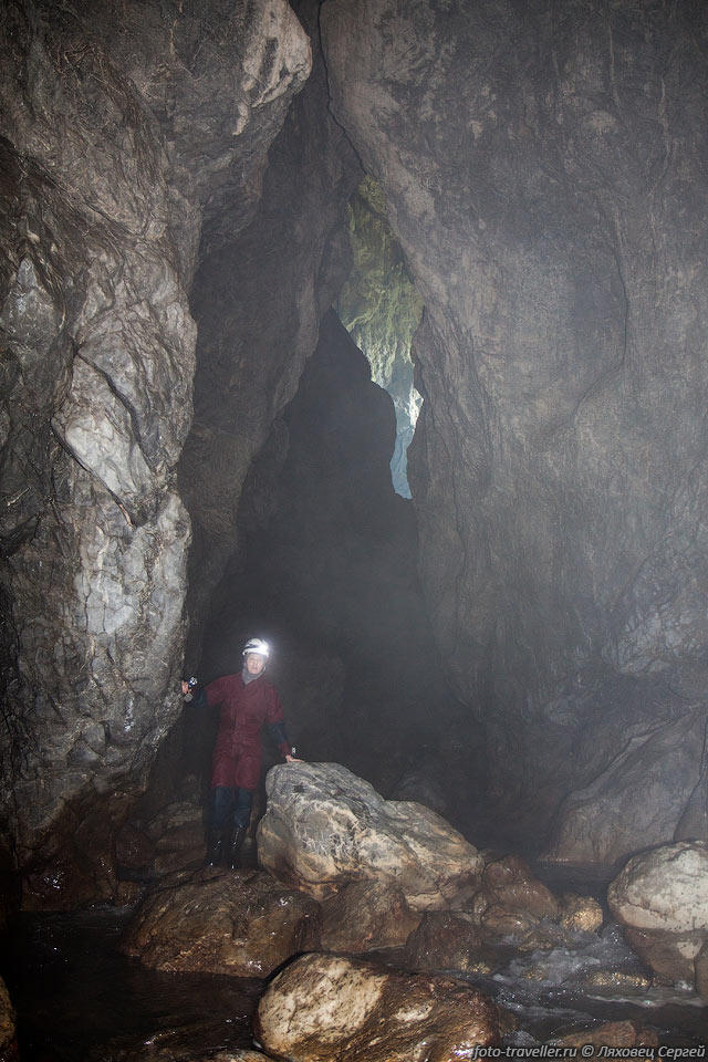 Виден еще один вход в пещеру, который называется Просакулу.
Сюда водят группы, которые проходят пещеру насквозь, но тогда лодки нужно нести 
с собой.