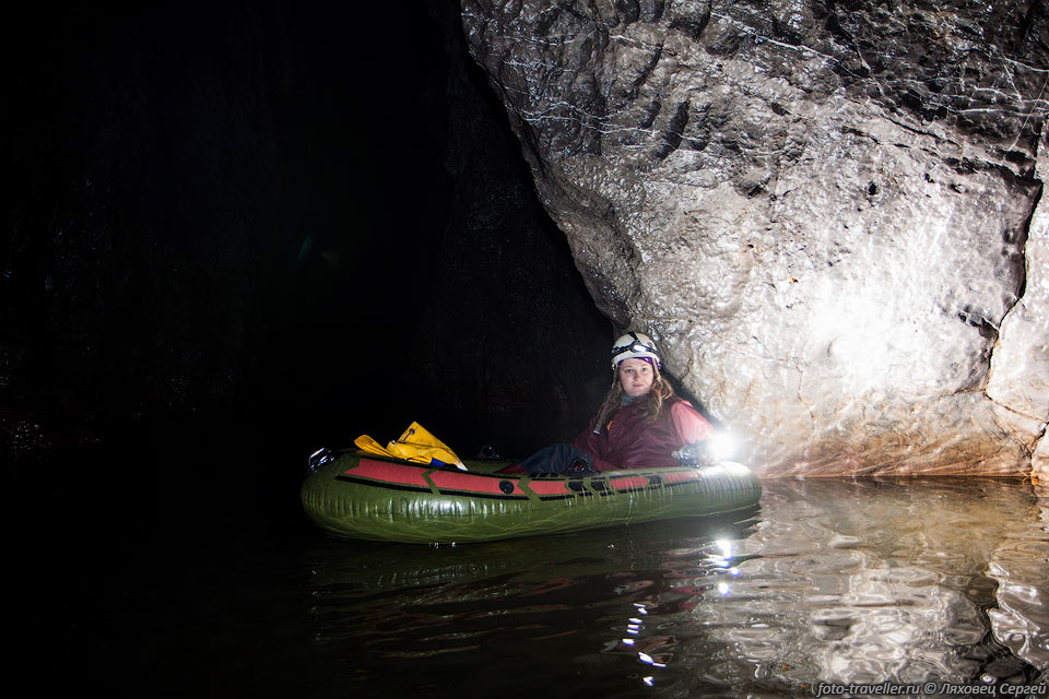 Средняя температура в пещере Тополница 8,2-10,8 градусов.
Из-за большого количества входов в пещере есть хорошая тяга.