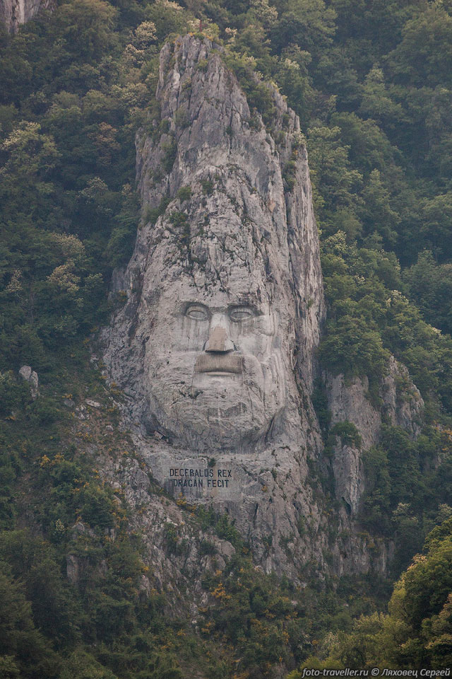 На румынском берегу, находится самая большая (40 м) высеченная 
в камне скульптура в Европе.
В скале высечено лицо царя Децеба́ла (Chipul lui Decebal).
Царь известен тем, что первым из даков восстал против римского императора за независимость 
своей страны.
Лицо высекалось с 1994 по 2004 годы.
