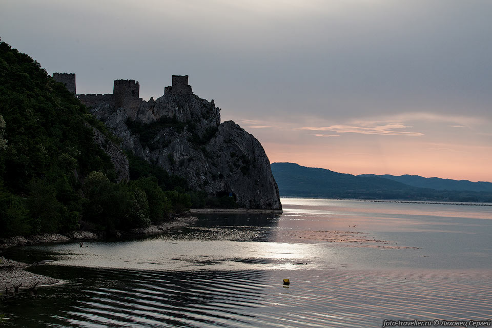 Крепость Голубац (Fortress Golubac) находится на берегу Дуная.
Крепость построена в 14 веке. Ширина стен у основания достигает 2,8 м.