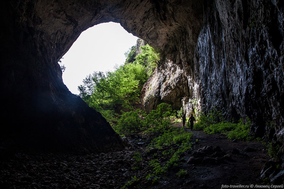 Пещера Дубочка (Dubocka Pecina) расположена в 700 м от дороги 
возле поселка Дубока.
Вход большой и хорошо виден из деревни. Машину можно оставить на поляне и по тропинке 
подняться ко входу.