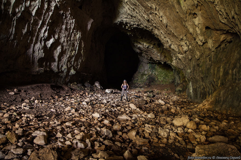 Привходовая часть пещеры Дубочка.
В самом большом месте сечение прохода достигает 40х30м.
Возле входа натечки нет, есть дальше.