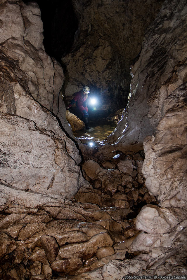 Протяженность пещеры Дубочка 2275 м