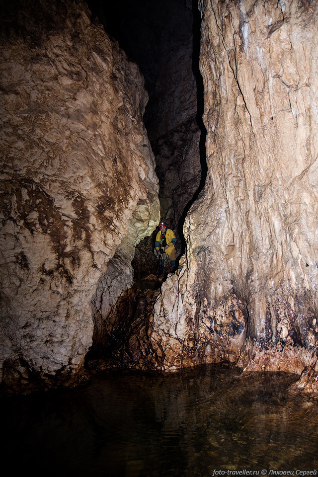 Фотограф в пещере Дубочка